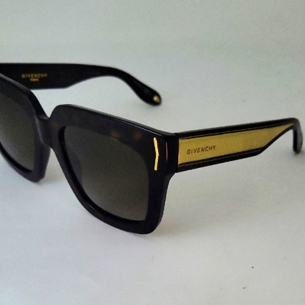 GIVENCHY Black and Gold Women's Sunglasses🖤💛